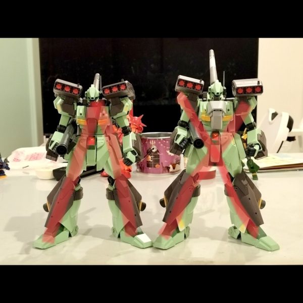 今回、ある程度出来上がるまで真似をされたくなかったから書いて来なかったのですが、スタークジェガンのスタイル調整について遡って記載。（備忘録）ポイントは２枚目の写真をみて分かるように① ミサイル取り付け位置を左右3ミリくらい広げ、AラインのシルエットをXラインに変更②腹部2〜3mm、足首4ミリ延長（軸の延長不要の簡単改修）③設定イラストに寄せたすね部分の延長で足首の延長とのバランス調整④わかりづらいけど、頭部をプラ厚の範囲で削り込み小頭化また3枚目写真の通り、⑤余剰のD型バックパックとの二個一によるバックパックの大型化⑥センタースラスターの大型化⑦胸部増加装甲の大型化前後に厚みを出し、肩の可動域確保 + より立体としての存在感を出す + 胸板を厚く、頭が埋もれてマッシブな印象に。&nbsp;と、こんな感じにイジっています。ほとんどキットのパーツで改修していますが、一部鉄血（バックパック）と30mm（左手）など使用。MGジェガンは4体組みましたが、フレームも外装も延長しやすい造りになっていて、少し手を加えるだけで自分好みにイジれるのが最高です。次は足首延長だけ別記事で書きます。&nbsp;（3枚目）