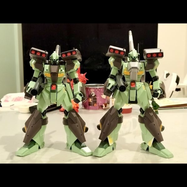 今回、ある程度出来上がるまで真似をされたくなかったから書いて来なかったのですが、スタークジェガンのスタイル調整について遡って記載。（備忘録）ポイントは２枚目の写真をみて分かるように① ミサイル取り付け位置を左右3ミリくらい広げ、AラインのシルエットをXラインに変更②腹部2〜3mm、足首4ミリ延長（軸の延長不要の簡単改修）③設定イラストに寄せたすね部分の延長で足首の延長とのバランス調整④わかりづらいけど、頭部をプラ厚の範囲で削り込み小頭化また3枚目写真の通り、⑤余剰のD型バックパックとの二個一によるバックパックの大型化⑥センタースラスターの大型化⑦胸部増加装甲の大型化前後に厚みを出し、肩の可動域確保 + より立体としての存在感を出す + 胸板を厚く、頭が埋もれてマッシブな印象に。&nbsp;と、こんな感じにイジっています。ほとんどキットのパーツで改修していますが、一部鉄血（バックパック）と30mm（左手）など使用。MGジェガンは4体組みましたが、フレームも外装も延長しやすい造りになっていて、少し手を加えるだけで自分好みにイジれるのが最高です。次は足首延長だけ別記事で書きます。&nbsp;（2枚目）