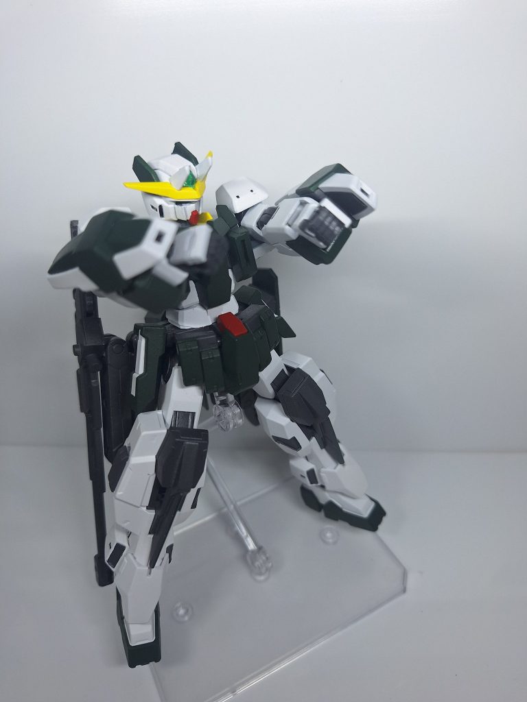 GNコンポジットシールドGNビームガン内蔵の小型シールド。GNビームガンはアリオスやハルートのGNサブマシンガンに近く、連射性が少し下がっているが火力が上がっている。小型で両前腕部にあるので、取り回しがよく、局所的にGNフィールドを発生できる。