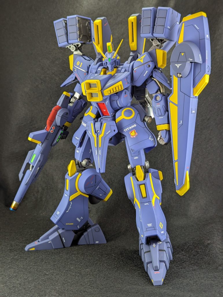 ガンダムベース限定のクリアカラーモデルなので、塗装やスジ彫りにも一苦労…