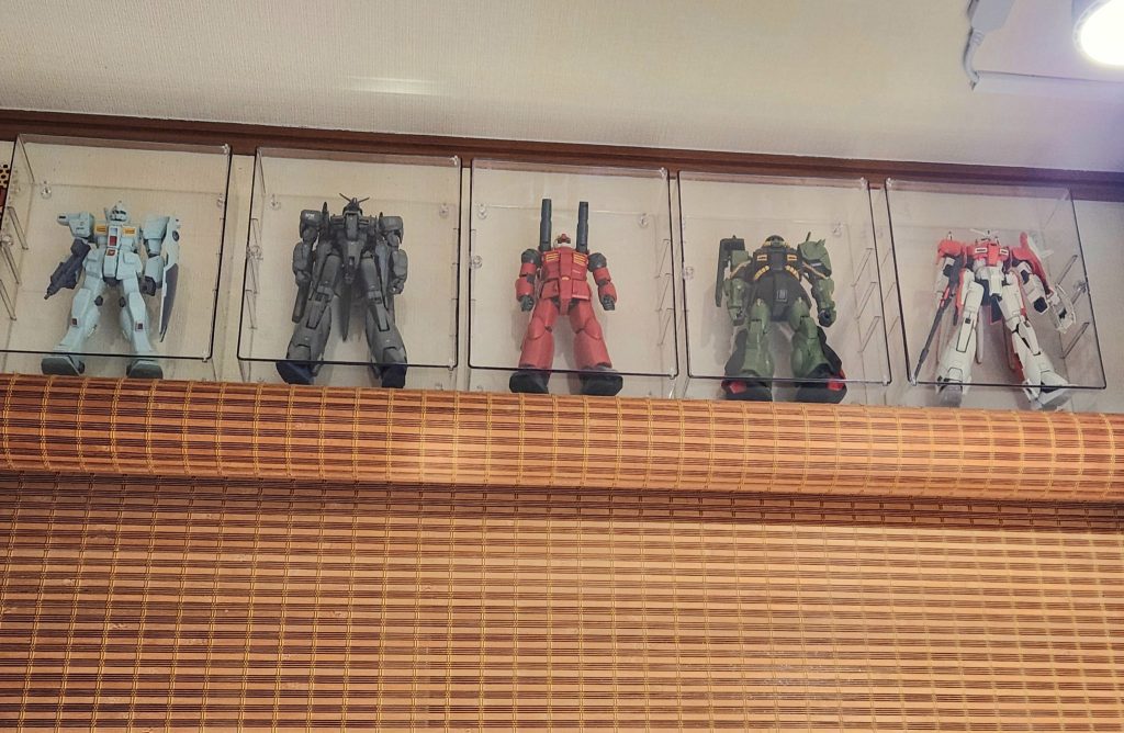 作品名：部屋の展示を入れ替えたりしました<p>何も完成していない現状もまた楽しむって良いですね。あれこれ気分で工作するのも自分の好きな時間ですね。何もしないで眺めて酒呑むのも幸せです♪</p>
