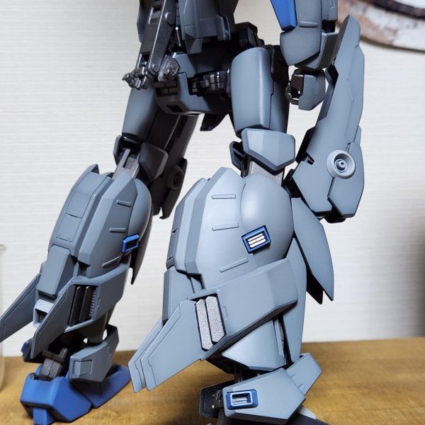妄想センチネルのEx-sガンダムも、毎日少しの時間を使ってゲートやパーティング処理、面出しと全モールド角出し等々、何処やったんだと思う地味な工作をしています。それでも塗装した時に、印象が締まっている気がして報われます。面も可動箇所も多くて進みが遅いですが、その分楽しめる時間も長いと思います。５月に抽選購入で当たったFAZZが届く予定なので、そこまでには終わらせたいです。（2枚目）