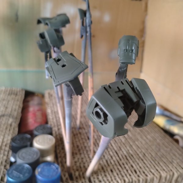 取り敢えずはグリーン系の外装の塗装しました！黒サフからのグラデーションで気持ちハイライト入れてます！😀次は黒系やランドセル等を塗装します！（2枚目）