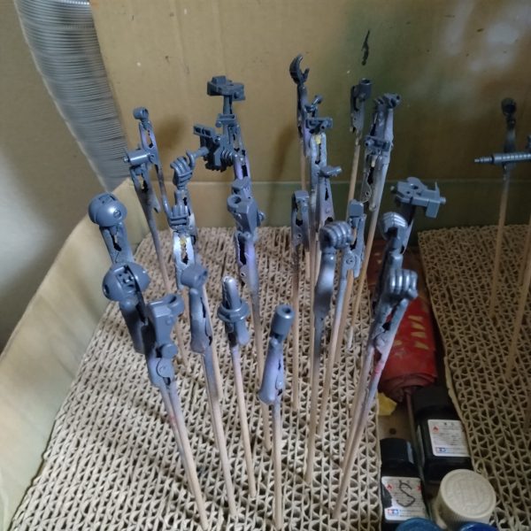 取り敢えず！マスキングして塗り分けして武器類とフレーム系その他のトップコート以外の塗装全て終わりました！😄後は乾燥してから墨入れしたら組み立て時に入れます！本日はここで一旦作業終了します！明日と思ったら！もう日にちが変わってるので！本日の夜くらいには墨入れして組み立て開始しようと思います！😀（2枚目）
