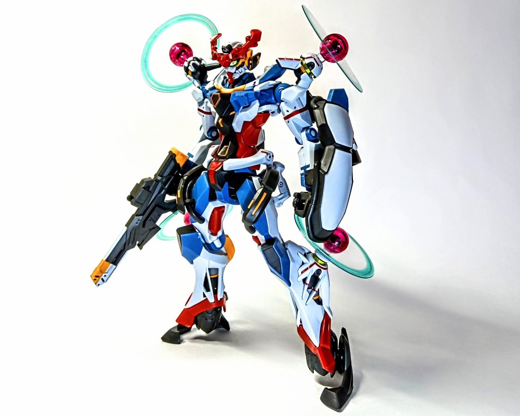 頭部・肩、足の一部が新規造形となって発売されたHGジークアクス。アニメ最終回のシーンを再現したキットです。特に頭部が凄く、差し替え無しで口の開閉を再現できます。また、元のキットの優秀な可動域や色分けも変わらずです。今回は部分塗装はせずに墨入れのみにしました。以下、写真続きまーす。