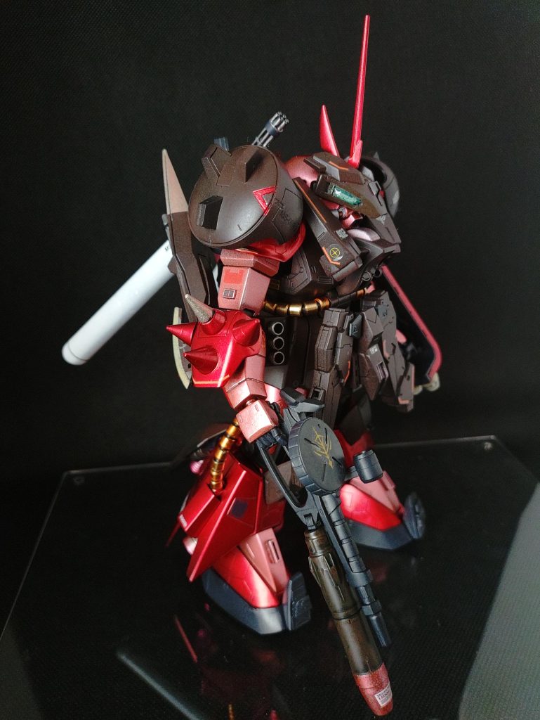 白いアンチクショウに口をよく掴まれるので対策のフェイスガード追加。肩部スパイクアーマーは棘を廃しシールドを増設。胴体、腰部の正面装甲を増設。