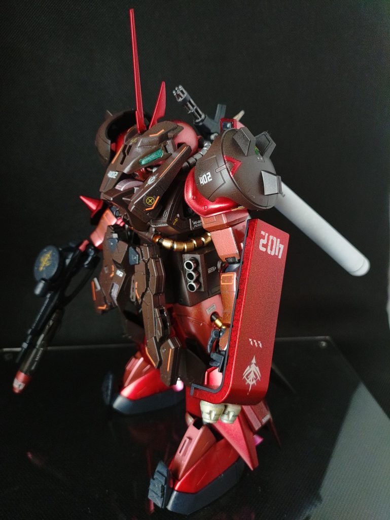 ザクマシンガン下部にグレネードランチャーを追加。集弾性は捨てて取り回しを優先する為ストックをカット、近〜中距離でバラまきします。肩部シールドは手持ちに変更、先端に炸裂ボルト（謎）を搭載。