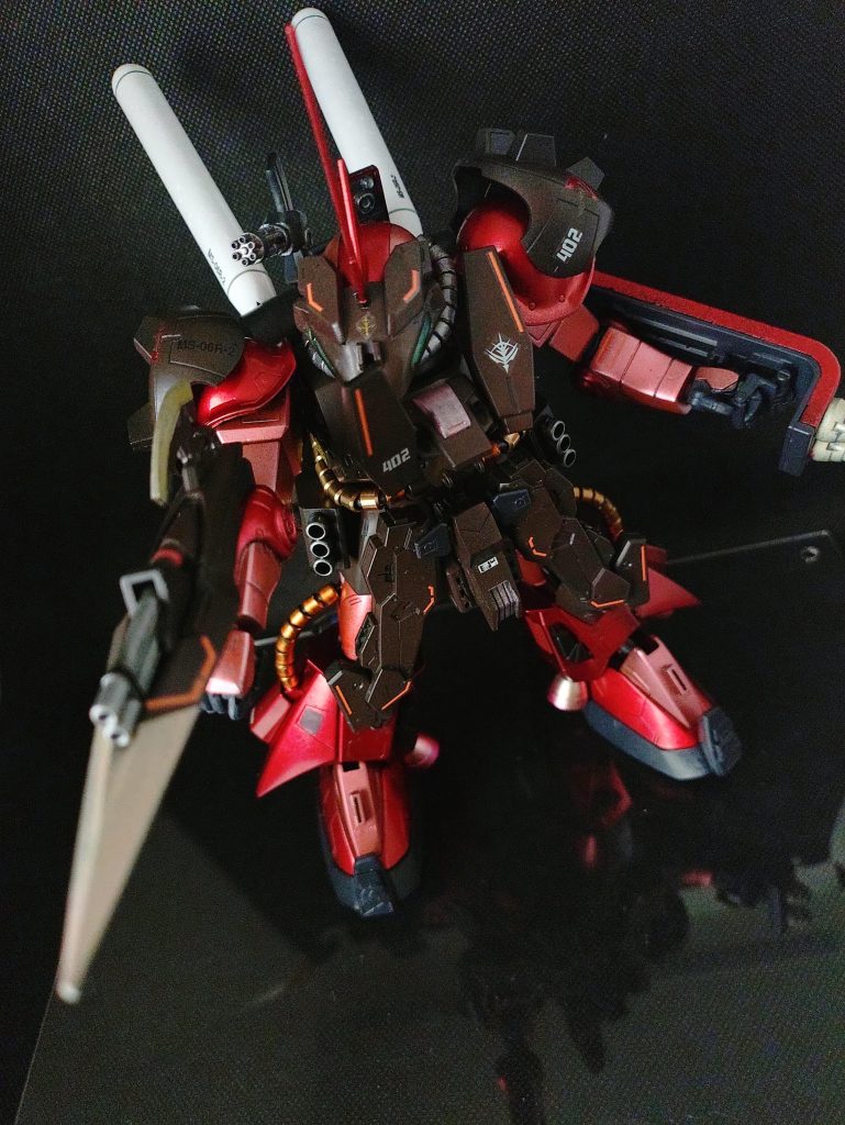 右肘に装備したヒートランスは回転させて使用。二連短銃を内蔵しており突き刺した状態でダメ押しの発砲を行います。パイルバンカーじゃ無いんかいっ！(笑)