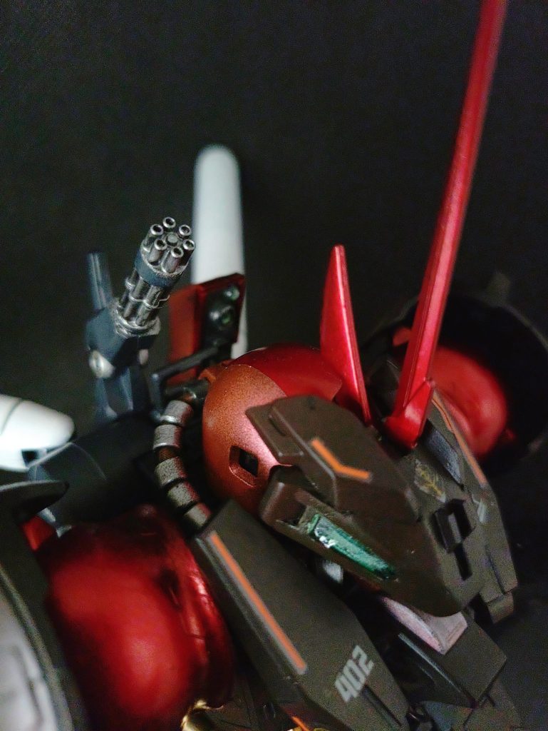 センサーの保護ならびにアンテナ増設によりミノフスキー粒子下での通信、索敵性能の向上を目的としたフェイスガード。ヒートしたりはしません(笑)バックパックのガトリングはミサイル等の迎撃用。センサーボックスと連動して高精度で撃ち落とします。