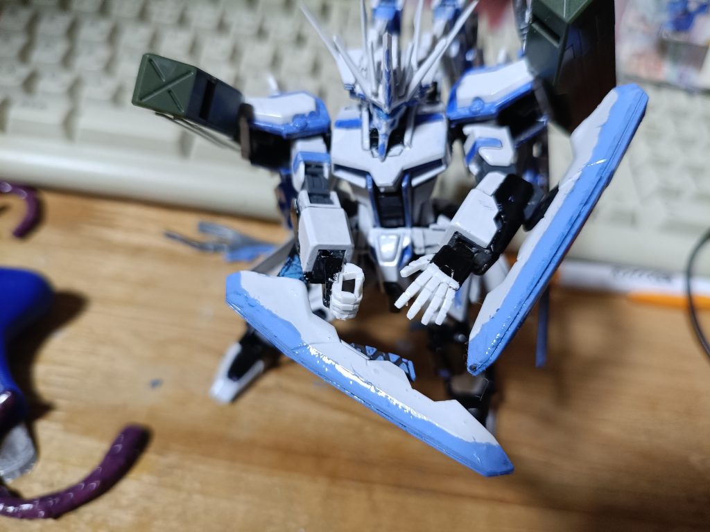 腕についてるブレードはブレードの中にナイフがあります