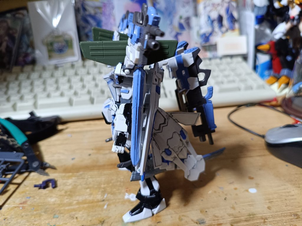 肩ミサイルポッドの位置を変更肩に突撃砲を新しく追加この突撃砲は軸で動くので色んな所へ攻撃可能性に手持ち武器としても装備可能性