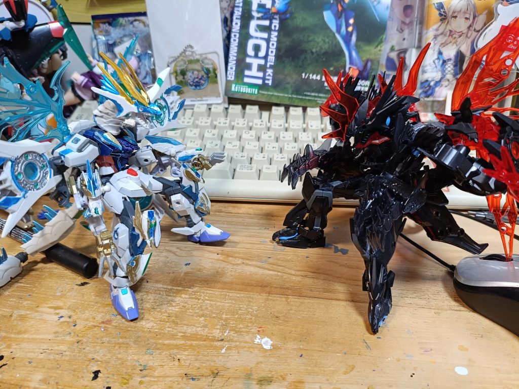 ブルーアイズストライクドラゴンとレッドアイズブラックドラゴンを並べて見たまあブルーアイズは少しドラゴンモードのパーツを別箱にしまったので完全なドラゴンモードではないです