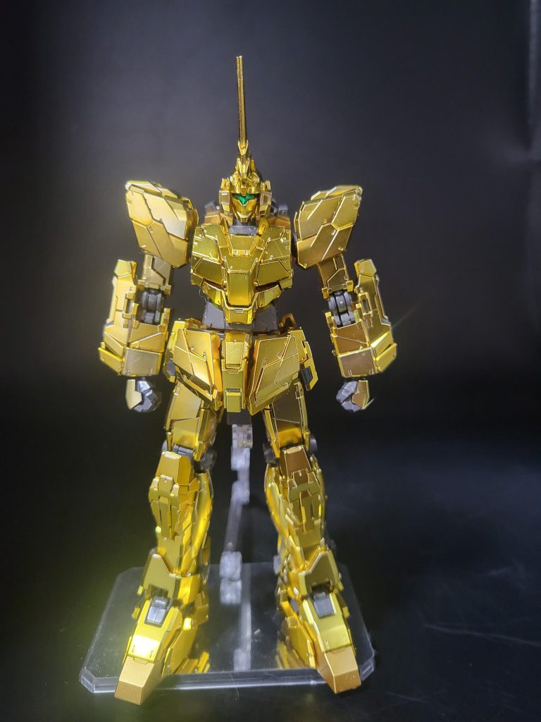 聖闘士星矢が好きなので黄金聖闘士みたいでよき😊HGのフェネクス持ってますが、また違った金色の感じ。関節をスターブライトアイアンあたりで塗装すればよかったかもですが実物だとそんなに気になりません。