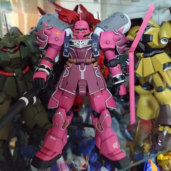 ビームショットライフル　①UCガンダムのEp3でアンジェロのギラ・ズールが持っていたビームショットライフルを、ずぅっと待っていたのですがいつまで経っても出ないので…グリップは可動式にしてみました😁息抜きで作り始めて、終わりが見えてきましたが完成させられるかな😅本体はかなり前に完成しているのですが、もう少し手を加えたい…😣もしくは新しく作り直してみたいというのが、今の気持ちであります😤（3枚目）