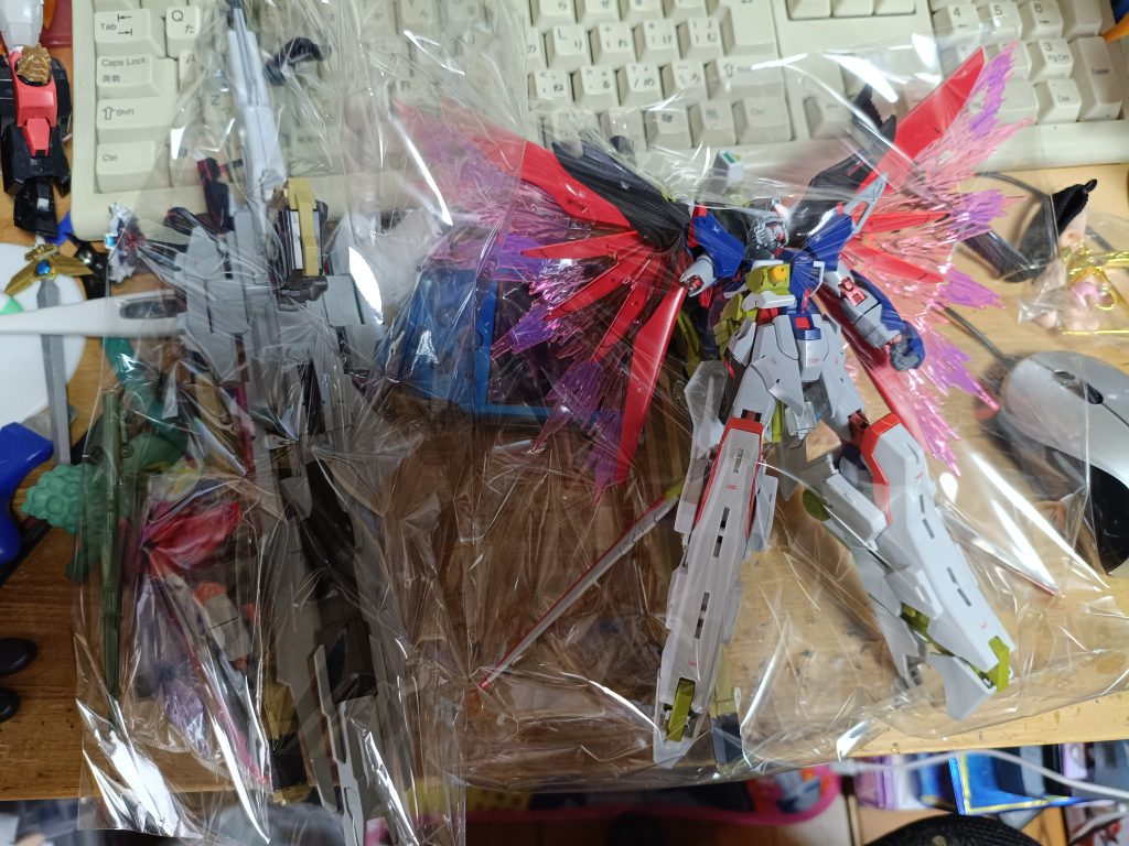 作品名：中古屋さんでゼウスデスティニーくん買いました<p>中古屋さん巡りしてたらゼウスデスティニーが5500円で売ってました　見たことろ腕が折れてるだけと思い購入　ゼウスでかすぎw　あと多分関節パーツが塗装で折れた感じ？　流石倒せないかも？前に買ってたデスティニーくん使うか？塗 [&hellip;]</p>
