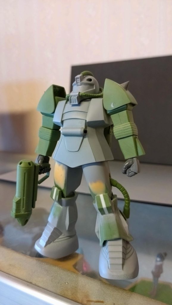 パーツ単体はよく見ると良い出来なんです関節調整で見違えるほど良くなります足はアルミ線接続です。