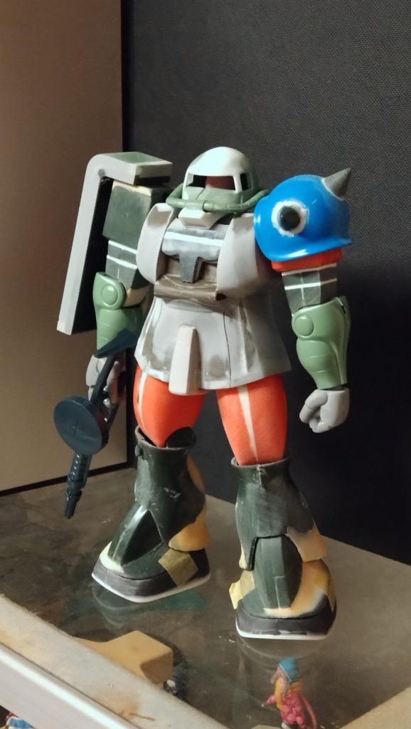 スパイクアーマーは最初は大きさを変えたくてジャンクからグフのものを使ってみましたがしっくりこなくてやめましたは。腕は肩を約4ミリ程上下に幅詰めし、短くなった分二の腕で調整しましたが長過ぎました…スカートは太腿を収めるため幅を広げ裾をプラ板で延長ふんどし部もプラ板で大きくしてます。