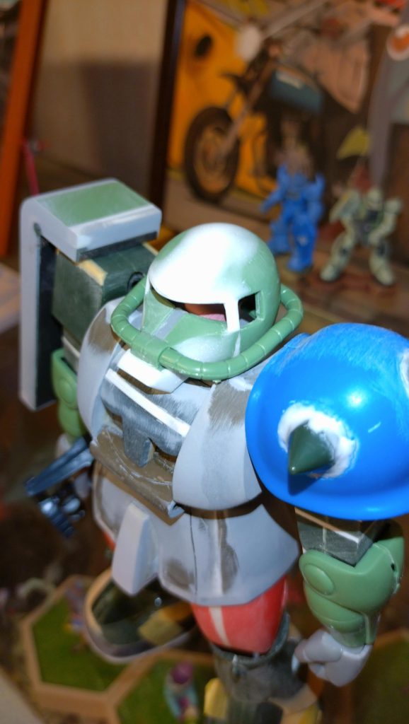 頭の幅は上にすぼまる様にカットし、ひさしをプラ板で延長、シアノンDWを盛って削り込んでます。支柱もプラ板で前方に作り直し、支柱根元から顎部をカットし角度変更、口はキットの一回り大きく作り直しました。