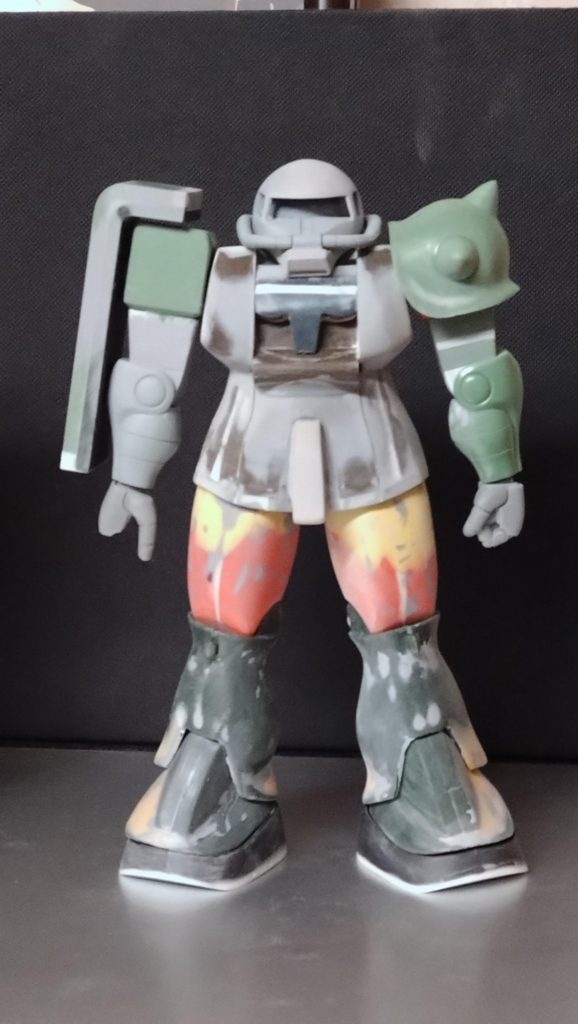 太腿は合わせ目から楔にプラ板で幅増し、エポパテでボリュームアップ、脛の外側は設定画を参考にライン変更、足首は甲をカットし角度をつけてライン変更、足裏はしっかり接地するようにプラ板で作り直してます。手首はロボマニを使いました。