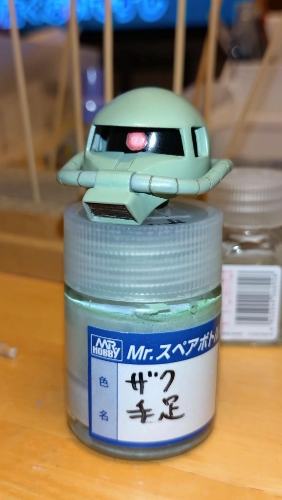 モノアイも手書きでグポーンぽく塗ってクリアコート後コンパウンドで研ぎ出しました。