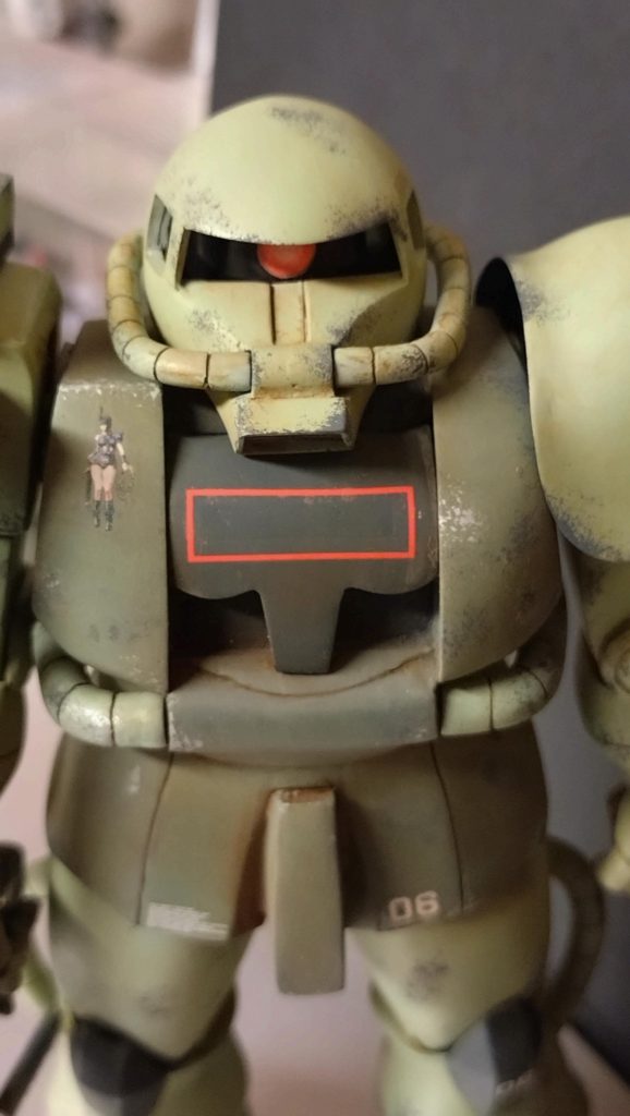 胸の厚み増しをXのフォロワーさんのザクを参考に改修しましたが中々大変でした…肩幅は定番の八の字カットし肩の接続を少し上に上げてます。