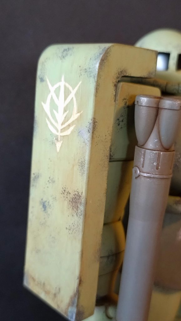 右肩シールドはキット2つを貼り合わせ厚み増しと幅増しをしました。ジオン公国章は良いサイズのものがなかったので手書きを頑張りました。