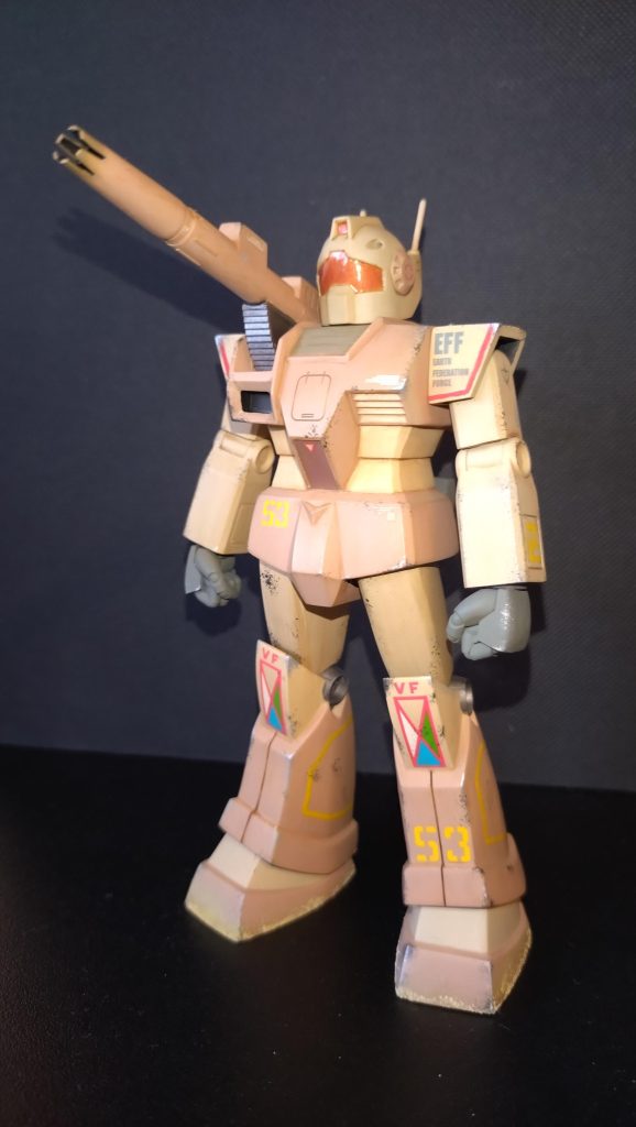 アフリカ戦線仕様です基本改修はノーマル版と同じですが頭部側面の丸は旧キット1/144GMⅡのものを複製して使いました。手首はKOTOBUKIYAの丸指ハンドです膝部のデカールは古いものなので粉々になるか心配でしたが無事貼ることができました。