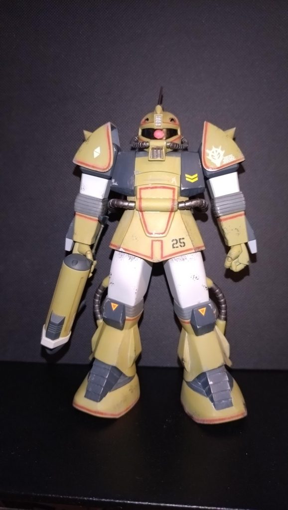 頭部は合わせ目で1ミリほど幅詰めしくちばしをカット後長さを調整モノアイスリットも端部を短くしてますアンテナと基部はプラ板と真鍮線で作り直しました。肩は定番の八の字カットです😀膝アーマーは幅増しして再接着です。&nbsp;&nbsp;