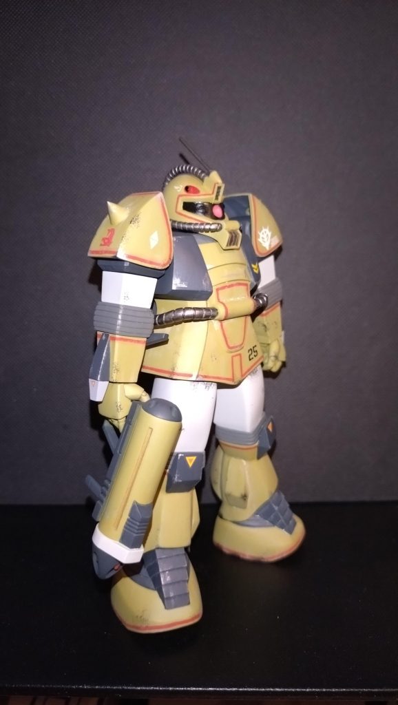 肩アーマーは下部をカットし小型化スパイクはKOTOBUKIYAのものに交換手首もKOTOBUKIYAの丸指ハンドです