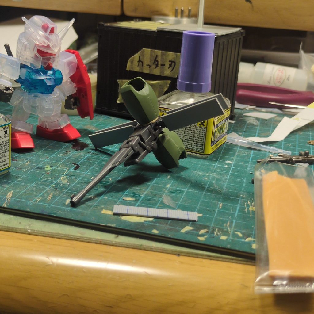 基部には鉄血リーオーを作ったときに余ったリーオーの太腿を転用。　キンプリの菱田監督は富野の弟子　それ故かちょくちょくガンダムネタが使われてる使用部材HGACリーオー　足　太腿MSGセントリーガン本+謎の銃みたいなパーツ（分かる人教えてください）MSG フレキシブルアームB　コの字型のジョイントパーツ（パネルの根元に使用）0.5mmプラ板&nbsp;