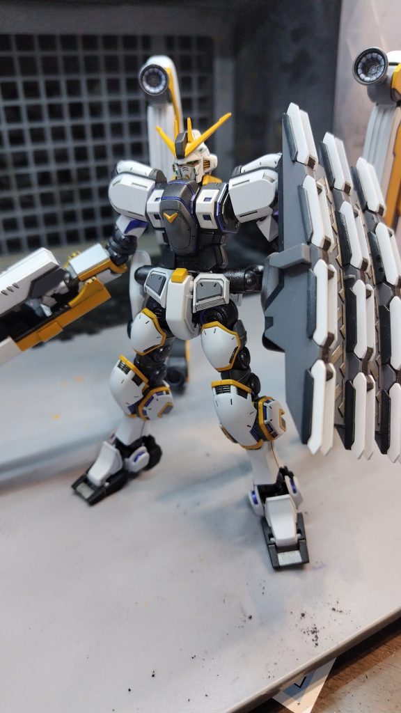 噂に違わぬ色分けが大変なキットでした。設定通りの色を頑張って塗ってる方々を尊敬します‼️色がのりにくい黄色で頑張るなら、塗りやすい塗料で塗ってイメチェンも図ろうという感じで仕上げました