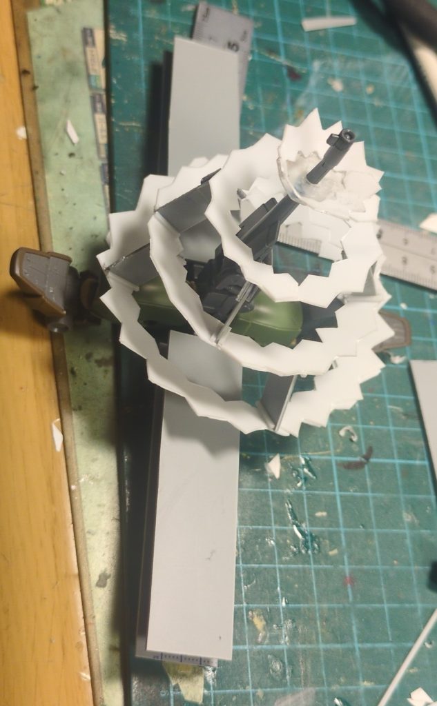 切り出したサークルがでかすぎて相対的に基部が小さくなったので、両端にリーオーの足を取り付けて延長。それに伴ってパネルも巨大化。使用塗料基部••••ガイアサーフェイサーパネル•••色々ブレンドしてたら偶然出来た自作ネイビーブルー金色••••メッキ調スプレー真鍮イエロー••••黒→タミヤアルミシルバー→ガイアクリアイエロー