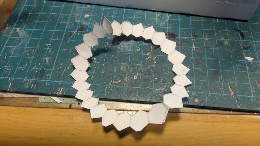 ノートに下書きを描いたものをプラバンに貼って切り出した。