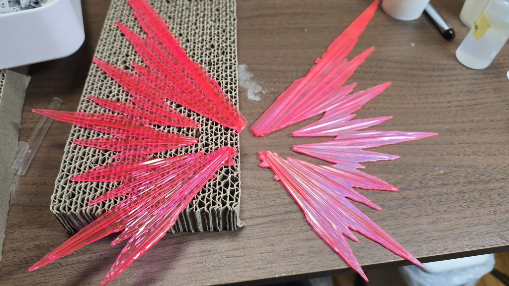 左が塗装前、右が塗装後になります両者を比較してみるとピンク味も抑えられて、キラキラするホログラム調にもなったので、一石二鳥でした🐓