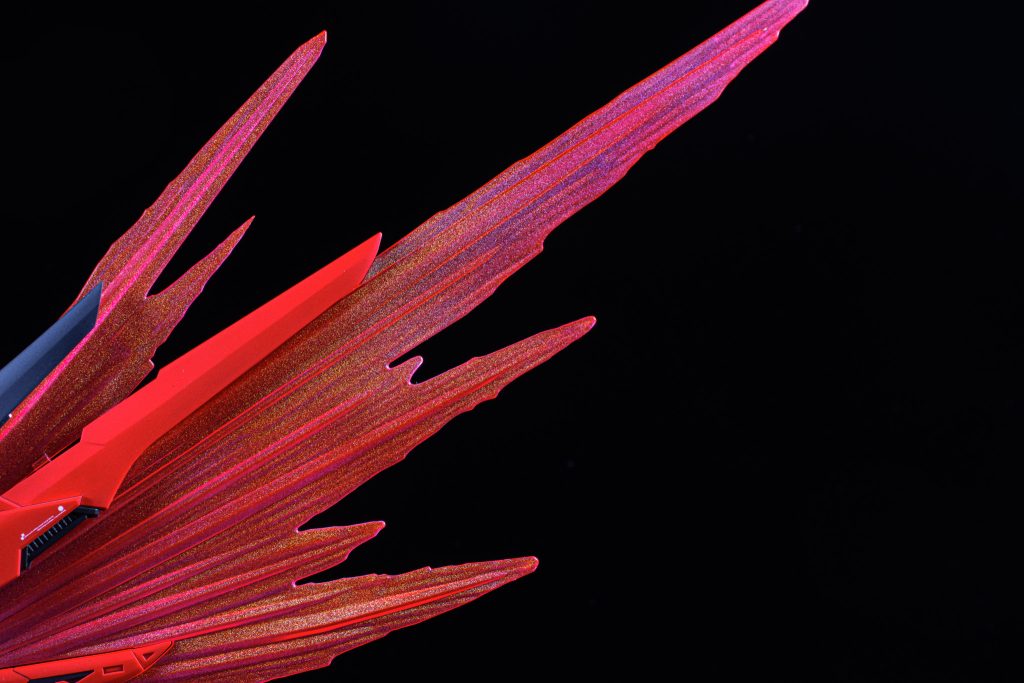 写真だとどうしても分かりにくいですが、実際に見てみると結構ギラギラ虹色に光っています🌈&nbsp;これを塗装する前に試しに黒下地のスプーンに吹いてみたのですが、それはめっちゃ虹色に光りました！曲面のパーツに使うのが良いかもしれませんね！