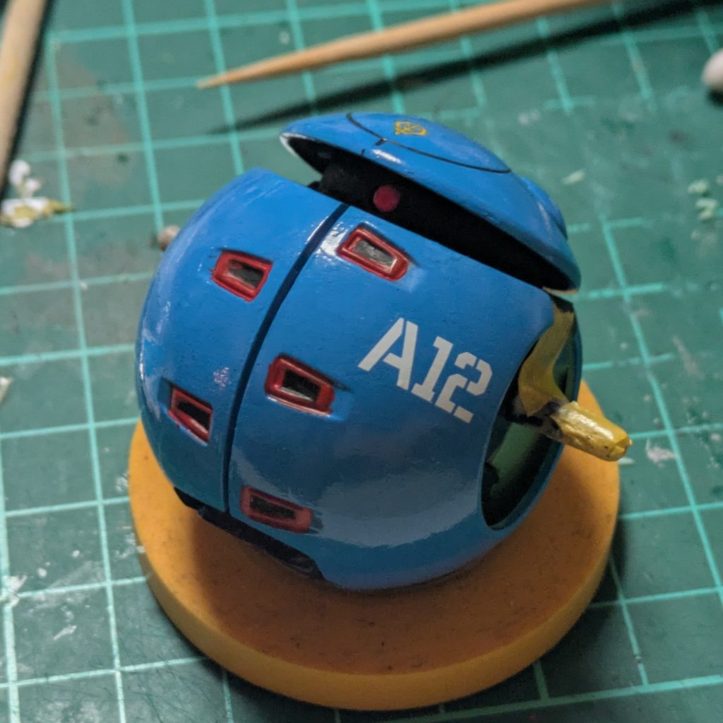 上半身(？)のみ塗装した状態。丸っこいボディがかわいい。メイン塗装はタミヤのX-14スカイブルーで、デカールはガンダムベース限定品を使用。