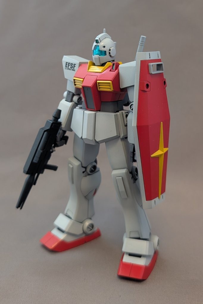 ジムⅡは太ももで2mm延長し、スネで1.5mm短縮カトキスリッパっぽさをなくしてプレーンな感じに。全体的には胴体に対してデカすぎる手足を小さくなる様に切り貼りしましたシールドはNo191ガンダムのもの。