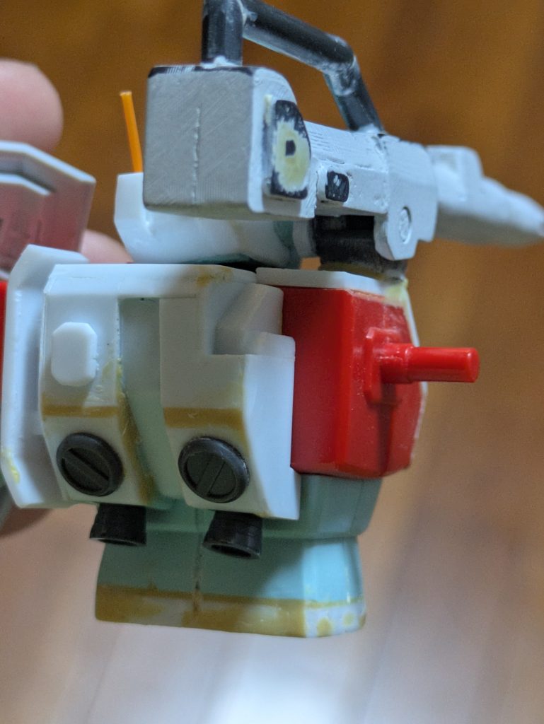 バックパックも同様に元の部品をプラ板で覆い、ディテールを変更しています。頭部アンテナは伸ばしランナーを使用。