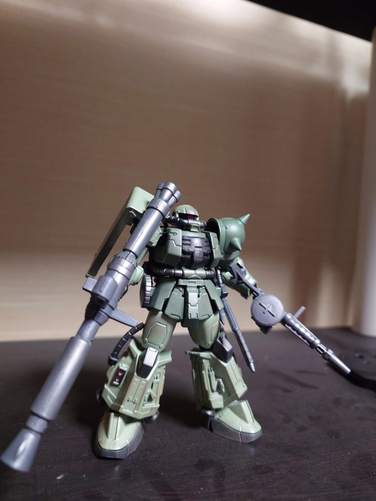 06R。元々は黒い三連星カラーだったのを塗り替えました。昔は単に足とバックパックがごついザクという認識しかありませんでしたが、いざ自分で塗ってみると、どのパーツがどのような役割なのかわかりました。すねの横の四角いパネル状のパーツはいまだに何なのかわかりませんが。