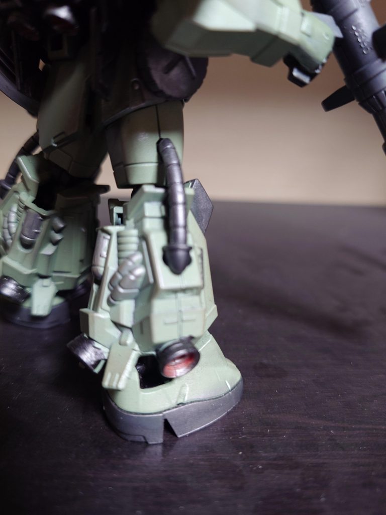 裾のところのピロピロ板は強度保持のためか河童の手の水かきみたいな板でつながっていたので、そこは切除してますが、まだ削り残しがあります。