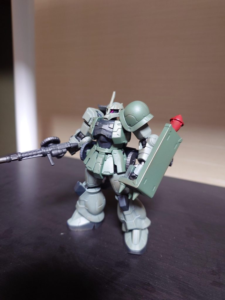 当初は闇夜のフェンリル隊のゲラート隊長仕様にするつもりで塗っていましたが、手脚と頭のグレーが意外と緑味が強かったので、緑の烈風ということにしました。これまでのザクは胸の部分が一枚ものだったのが、今回の旧ザクは胸の部分が取り外せるようになっているので、非常に塗り分けが楽でした。このシリーズ、着実に進化を続けています。