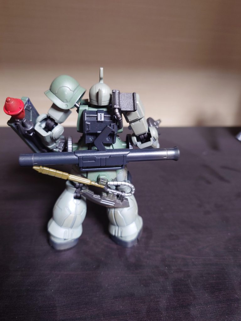 腰にバズつけるとヒートホークに思いっきり干渉するので、ヒートホークもリアスカートに避難。というか、昔のキットの旧ザクは1/144だとマシンガンはおろかヒートホークすら付属しないステゴロMSだったのが、今では食玩でこのフル武装。つくづく、いい時代になったものです。