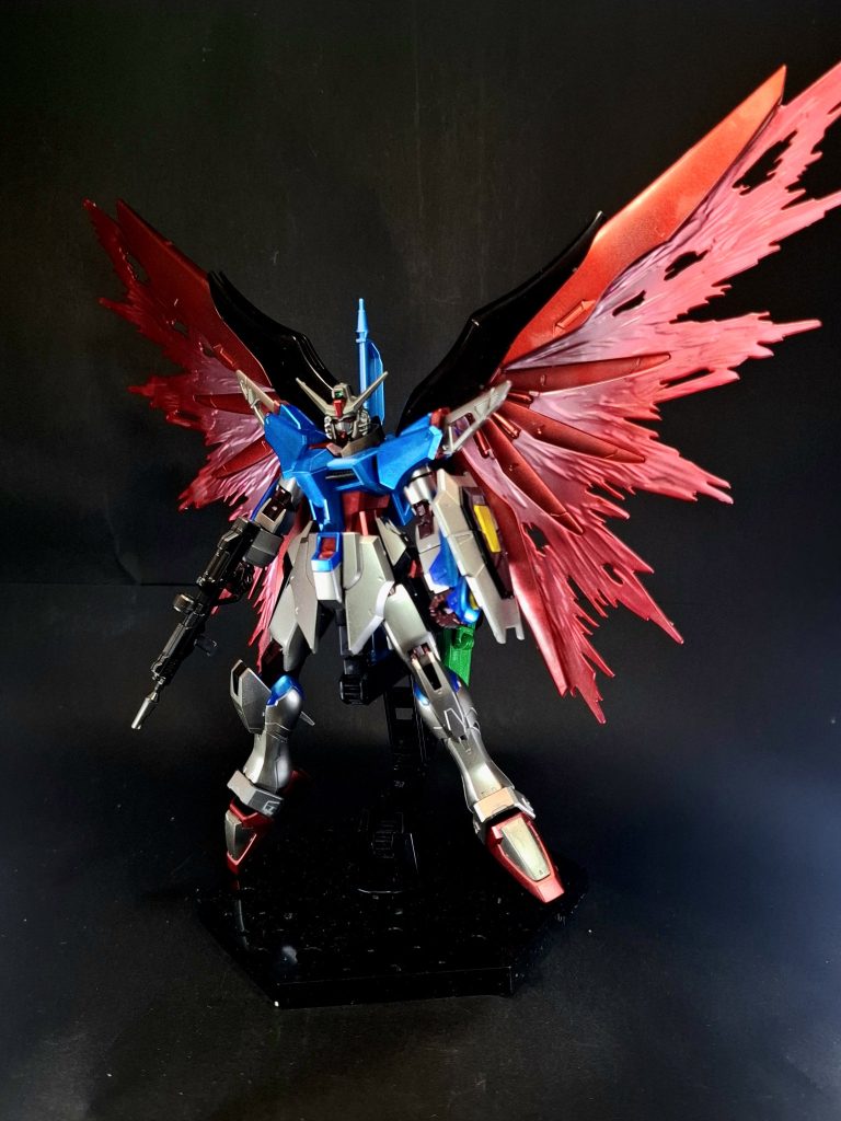 特殊機能編集ヴァリアブルフェイズシフト装甲フェイズシフト装甲を発展させた相転移装甲。動力炉の換装に伴い、装甲のカラーリングが変化している。デュートリオンビーム送電システム額から発射するエネルギー供給ビーム。ミネルバ程長距離ではないが、これにより強襲と補給どちらもできるようになった。ウイングユニットメインスラスターを中心に左右対称に配置されたウイングユニット。出力を上げるとヴォワチュール・リュミエールによる「光の翼」が発生する他、DUPE粒子によって無数の分身を生み出す事が出来る。