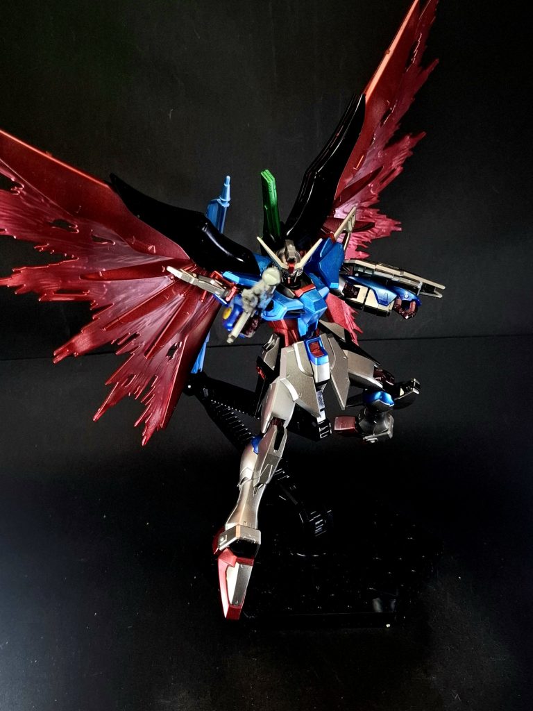武装・必殺攻撃編集MMI-GAU26 17.5mm CIWS頭部に2門内蔵されたバルカン砲。本機唯一の実弾兵器で、PS装甲を持つMSなどには効果は薄いが、対人制圧やミサイル迎撃などに効果を発揮する。MA-BAR73/S 高エネルギービームライフルハイパーデュートリオンの採用により豊富な電力が確保されたことから、それに対応できるよう改良され、出力と連射性が大幅にアップした専用ビームライフル。