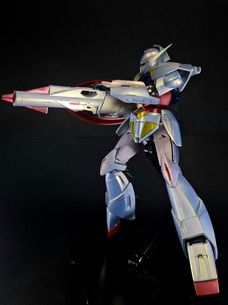 「単機での作戦行動」をコンセプトに設計されており、全ての戦闘局面において圧倒的な性能を発揮するとされ、DOC（デバイス・オペレーション・コントロール）ベースと呼ばれる施設の連携によって、一つの強力な戦術システムとして機能するよう設計されている[2]。動力は多くの機体に採用されている熱核融合炉ではなく、縮退炉を脚部に2基搭載しているとされる。装甲はナノスキンと呼ばれるナノマシン製の装甲材で覆われており、分子レベルで常時機体の自己修復を行う事が可能。一説には機体の一部とナノマシンさえ残っていれば、パイロットも含めて完全再生が可能な程と言われている[3]。