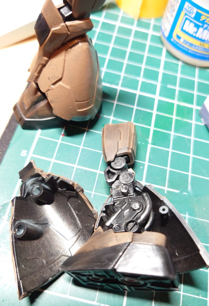 　Gフレーム未体験の方にお見せします　フレームに外装パーツを付けて完成します　これは塗装しています　内側は見えなくなりますが、メタルブラックとシルバーを３対2の比率で混ぜて見えないですが、コダワリですね　オシャレは見えない所からやるものですよ　笑　外側はウエザリングして汚しますが　笑