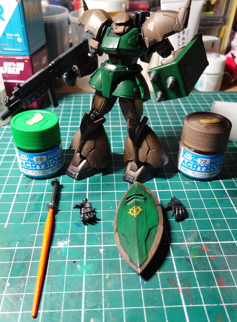 　はい！　ザクⅠのストライクシールド、ザク改のマシンガンを使って、試作型ゲルググマリーネを作りました！　え？　そんな設定はない？　フリーダムウイング工房にはあるんですよ！　否、作りました！　笑　断じてでっち上げではありません　笑　0083は行間に数多の人々のドラマがあるので、ゲルググマリーネ開発の過程を考えてみました　ア・バオア・クーで敗れて暗礁宙域に逃れた後のジオンの手元には、学徒動員用のゲルググはあったでしょうから、改造のベースにはされたと思います　元のゲルググより性能が格段に違うとは思えませんが、格闘戦を意識したストライクシールドが魅力ですね　カラーは検討して胴体・シールドはデイトナグリーン、頭・手・脚はダークアース　0083の設定のままの色が気に食わなかったのですが、何か量産型ゲルググみたいな色に落ち着きました　笑