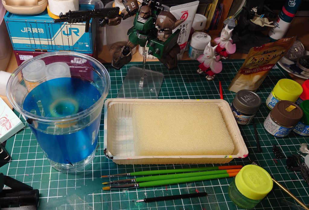 作品名：ワタクシの塗装道具<p>　ワタクシ、アクリジョンの筆塗り全塗装派です　サーフェイサーやトップコートは缶を使ってますが 　ワタクシの塗装道具を紹介しましょう　ローソンのおにぎりセットの空き容器が丁度良かったので、水張って、百均のスポンジを入れて、 [&hellip;]</p>
