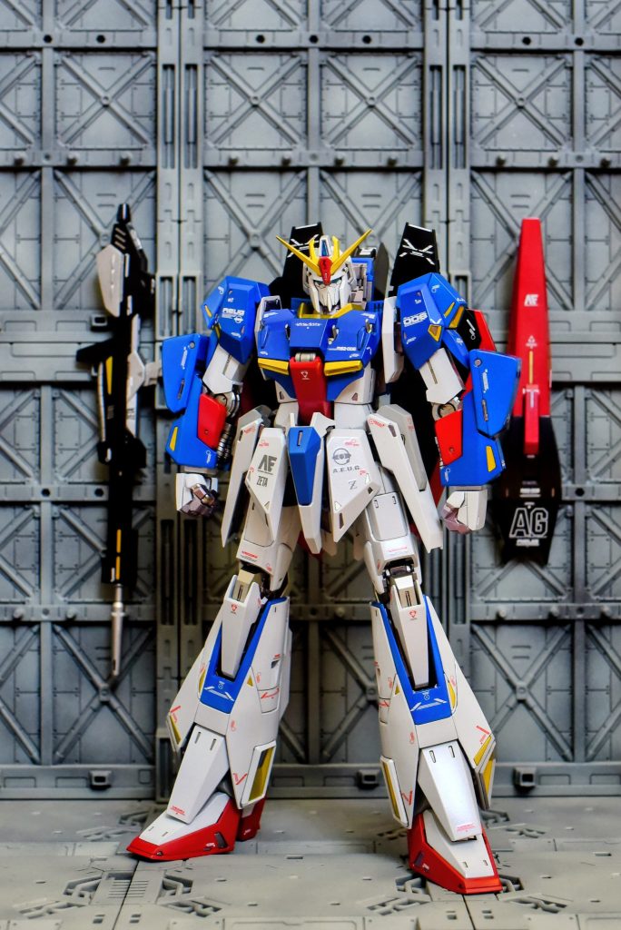 スマート印象が強いゼータガンダムですが、腕部のグレネード・ランチャーカートリッジを装着すると逞しさマシマシです(zaku-kao6)