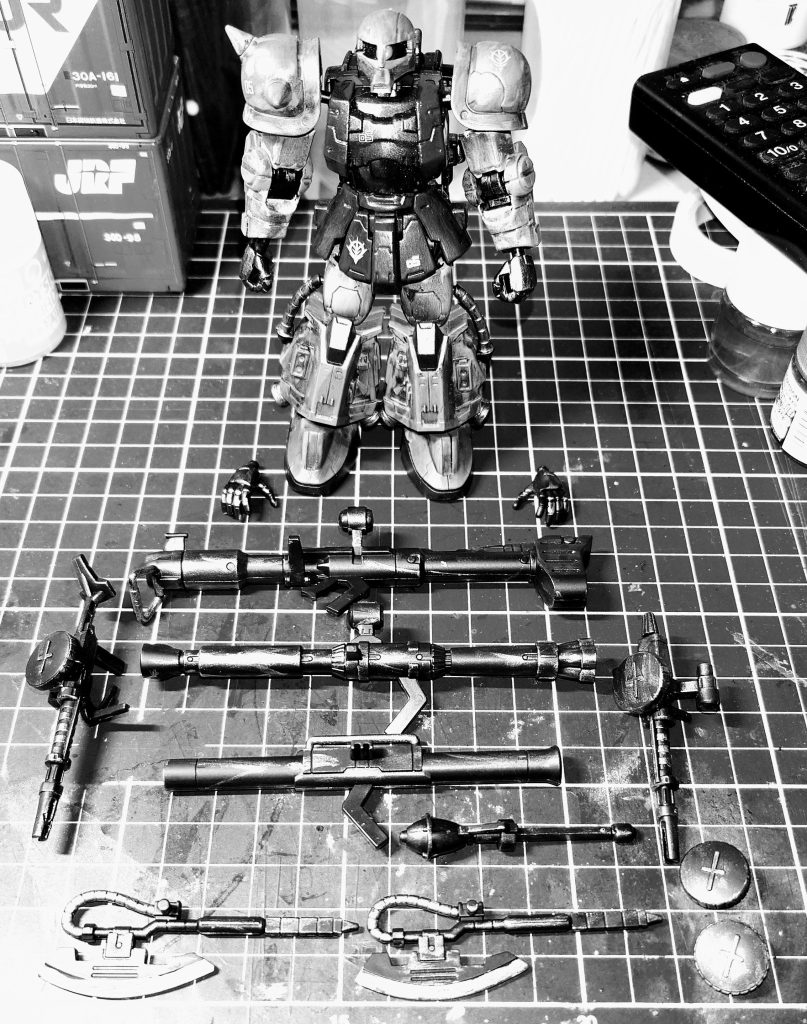 　モノクロ写真みたいにしてみました　そろそろGQザクを組もうかな？